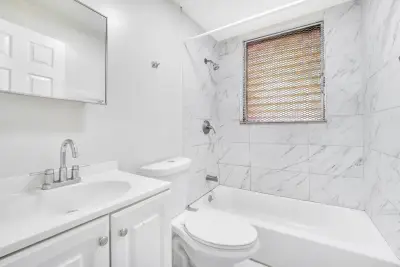 1554 SW 5th St #3, Miami: photo 1 of 6