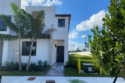 21466 NE 3 Pl, Miami: photo 1 of 15