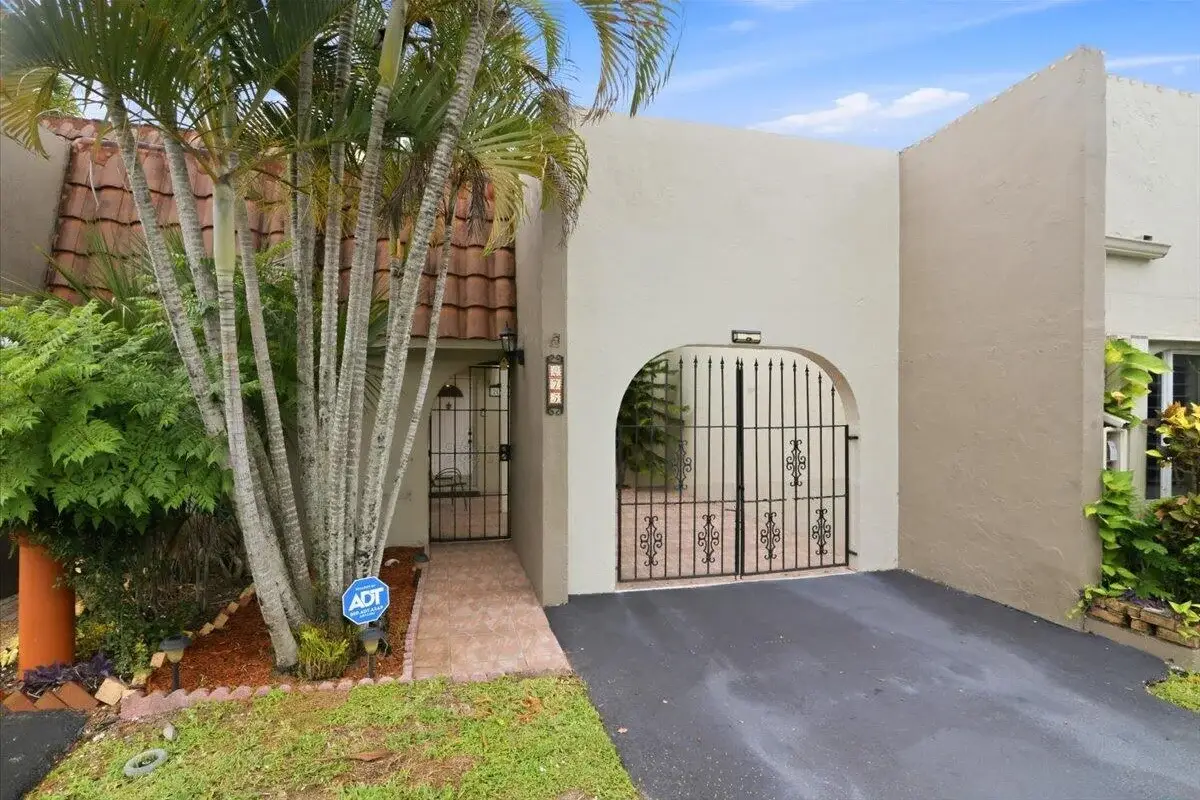 275 Jacaranda Dr, Plantation: photo 1 of 37