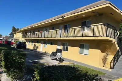 661 W 81st St #4, Hialeah: photo 1 of 3