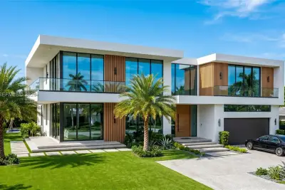 3900 SW 59th Ave, Miami: photo 1 of 12