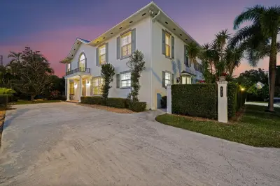 401 Center St, Jupiter: photo 1 of 44