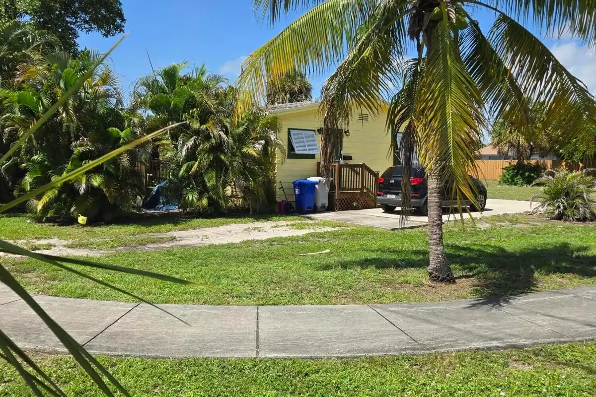 239 NE 18th Ave, Pompano Beach: photo 1 of 3