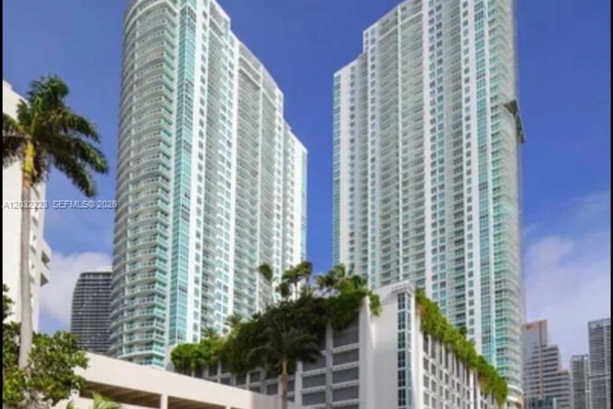 950 Brickell Bay Dr #701, Miami: photo 1 of 12