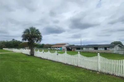 House in Homestead: photo 1 of 47