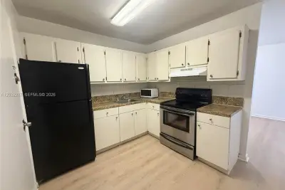 12215 W Dixie Hwy #306, North Miami: photo 1 of 14