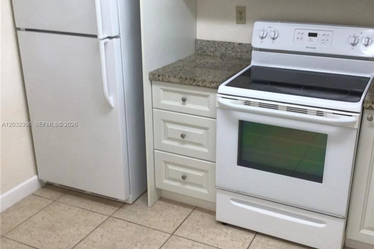 10975 SW 107th St #302, Miami: photo 1 of 16