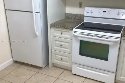 10975 SW 107th St #302, Miami: photo 1 of 16