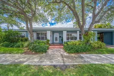 2201 N Lakeside Dr, Lake Worth Beach: photo 1 of 29