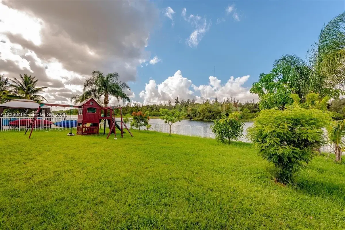 House in Miramar: photo 1 of 35
