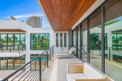 3462 NE 171st St, North Miami Beach: photo 1 of 101