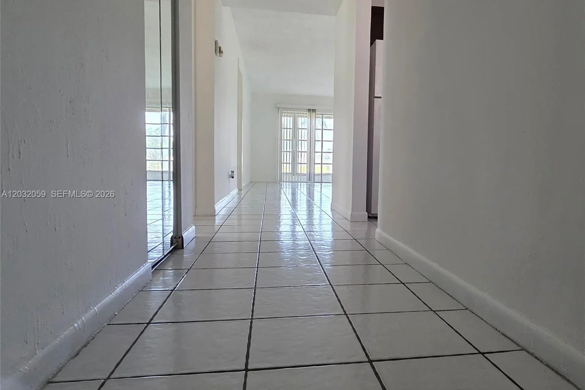 Condo in Margate: photo 1 of 26