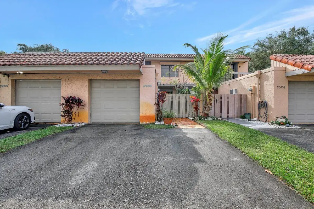 20606 NE 7th Ct, Miami: photo 1 of 40