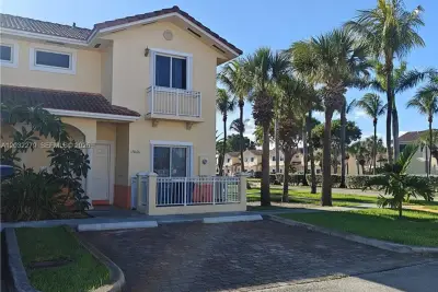 17866 NW 74th Ct, Hialeah: photo 1 of 46