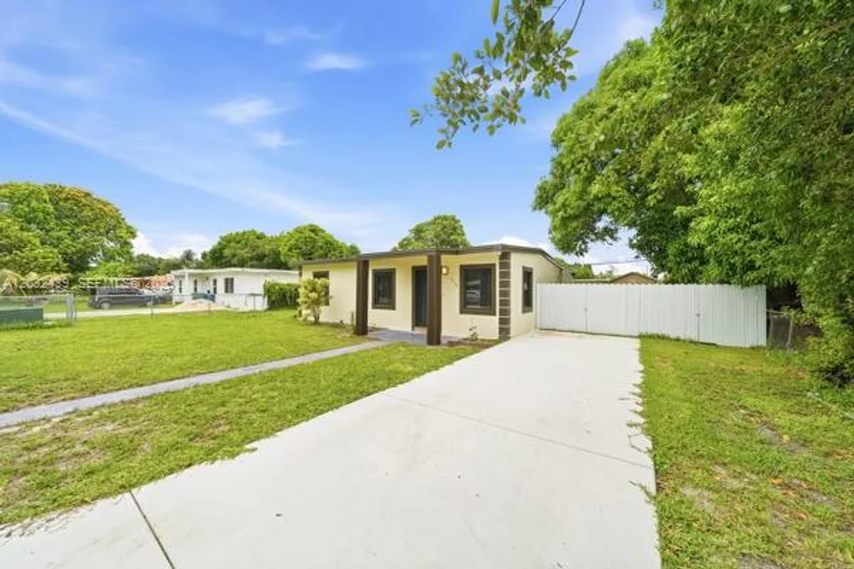 2520 NW 160th St, Miami Gardens: photo 1 of 21