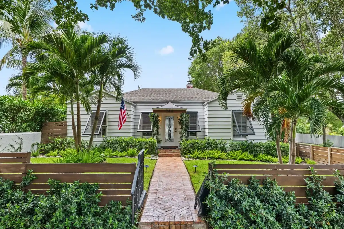 744 Sunset Rd, West Palm Beach: photo 1 of 37