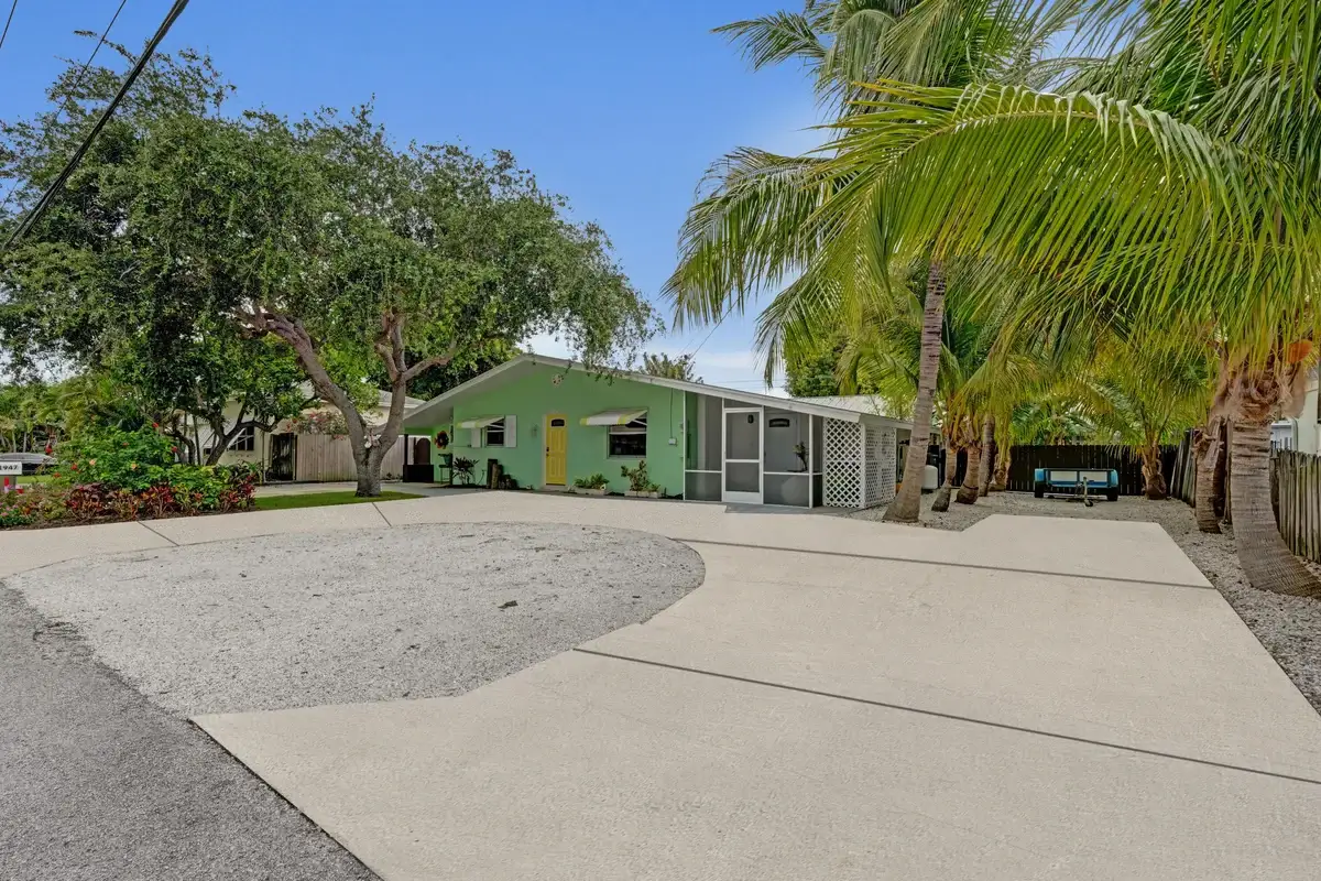 1947 Holman Dr, North Palm Beach: photo 1 of 49