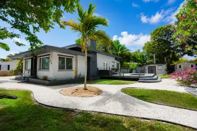 249 SW 14th St #1-4, Dania Beach: photo 1 of 21