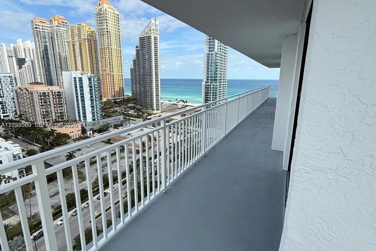 Condo in Sunny Isles Beach: photo 1 of 9