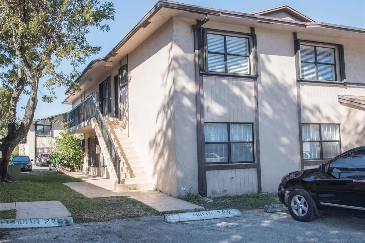 2500 W 67th Pl #21-26, Hialeah: photo 1 of 17