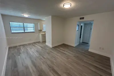 5960 W 25th Ct #102, Hialeah: photo 1 of 20