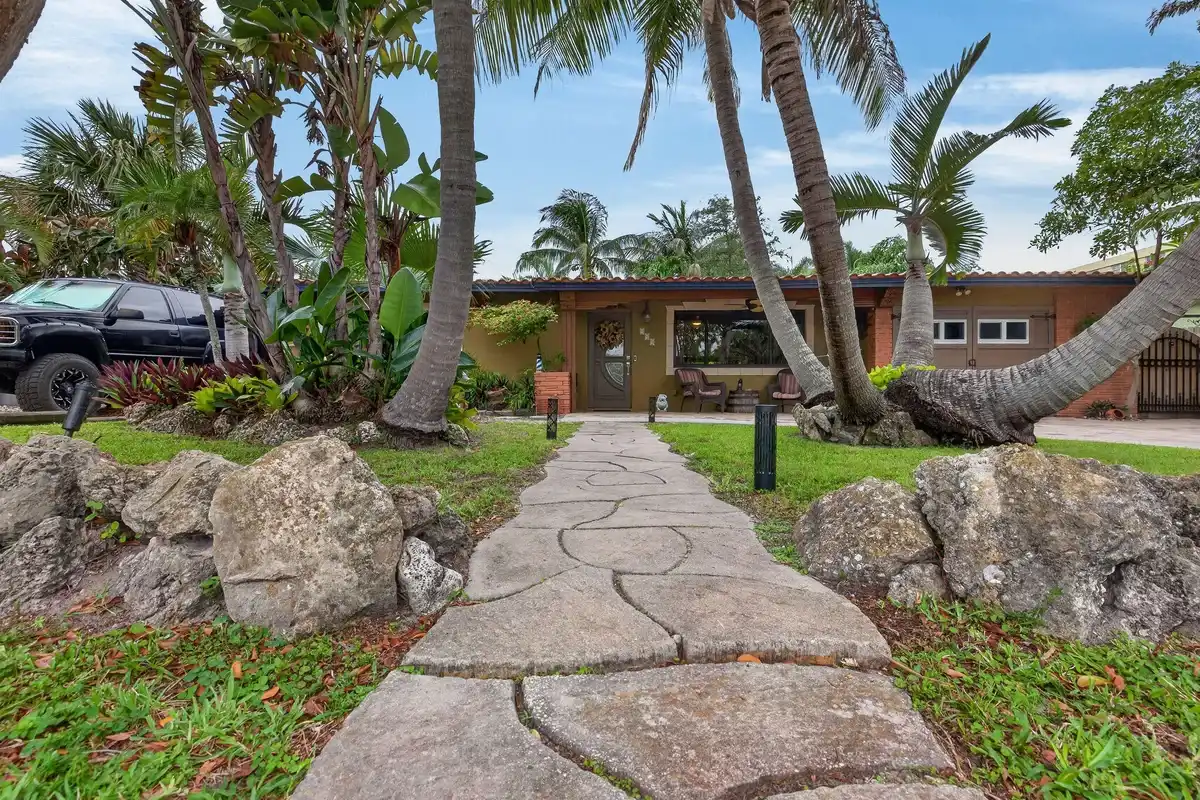 949 NE 25th Ave, Pompano Beach: photo 1 of 85
