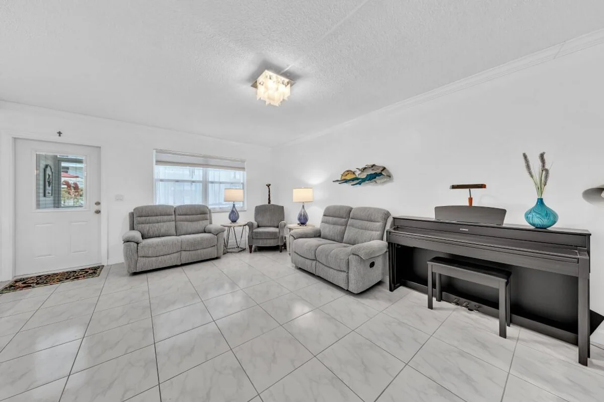 580 Egret Dr #121, Hallandale Beach: photo 1 of 42