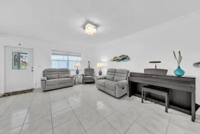 580 Egret Dr #121, Hallandale Beach: photo 1 of 42