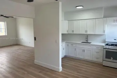 7730 Byron Ave #4, Miami Beach: photo 1 of 8