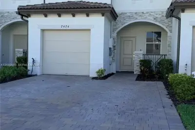 2424 SE 29th St, Homestead: photo 1 of 15