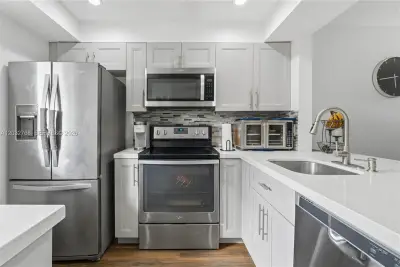 9340 Lagoon Pl #304, Davie: photo 1 of 31