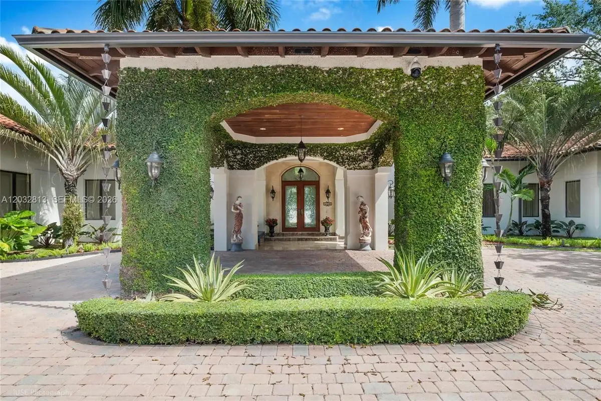 7405 SW 104th St, Pinecrest: photo 1 of 22