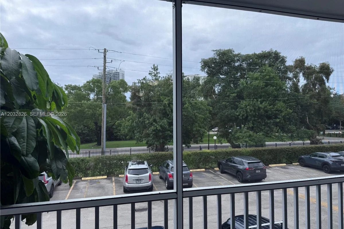 16950 W Dixie Hwy A232 Hwy #232, North Miami Beach: photo 1 of 12