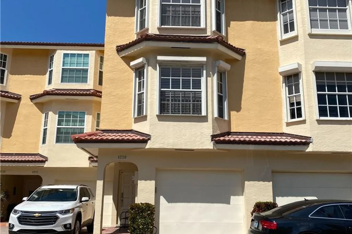 4230 N Ocean Dr, Hollywood: photo 1 of 38