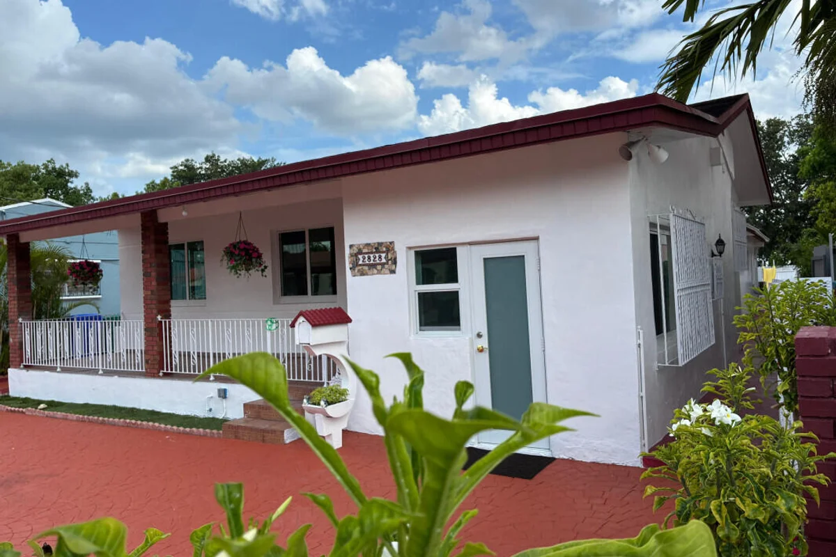 2828 SW 2nd St, Miami: photo 1 of 49