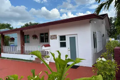 2828 SW 2nd St, Miami: photo 1 of 49