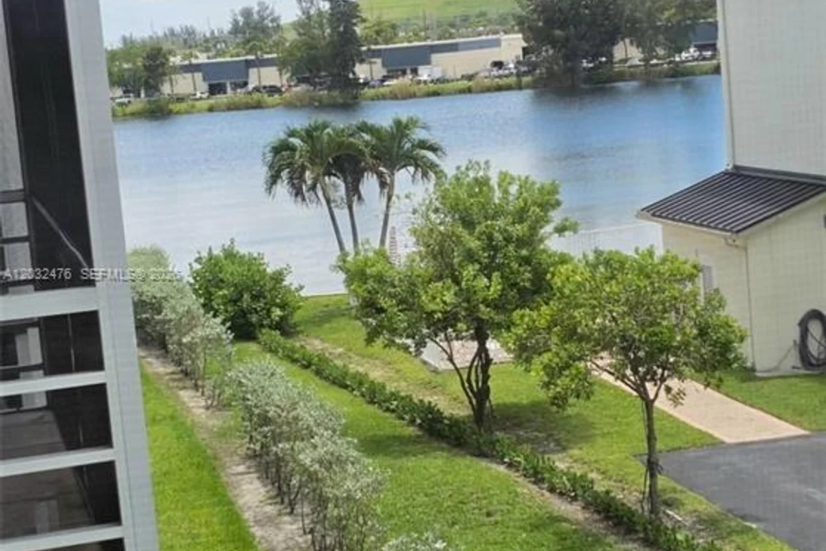 4311 Crystal Lake Dr #321, Deerfield Beach: photo 1 of 10