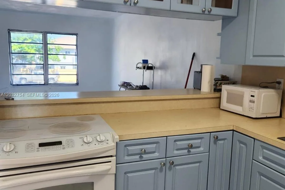 160 Royal Palm Rd #215, Hialeah Gardens: photo 1 of 4