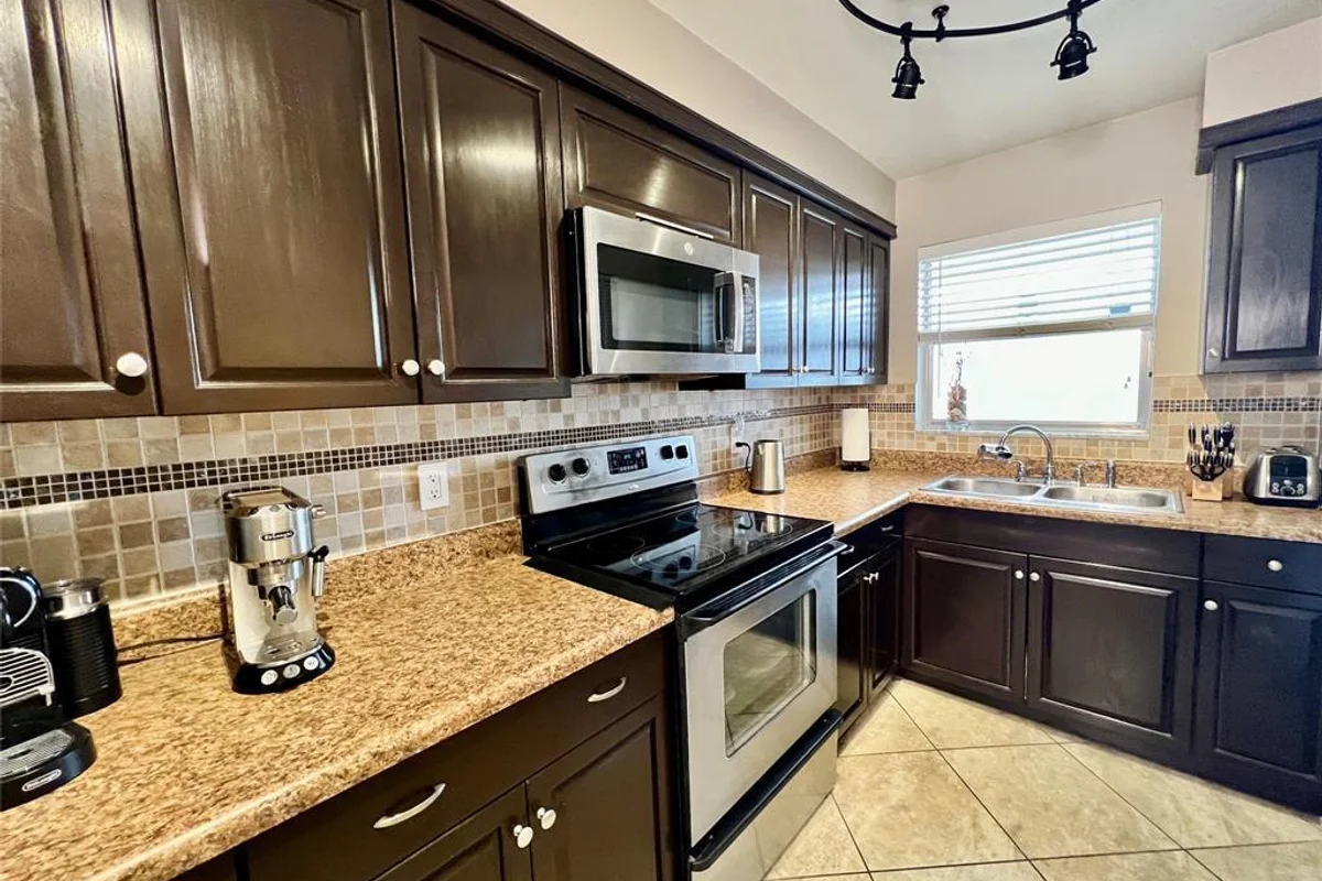 160 NE 8th Ave #1b, Hallandale Beach: photo 1 of 14
