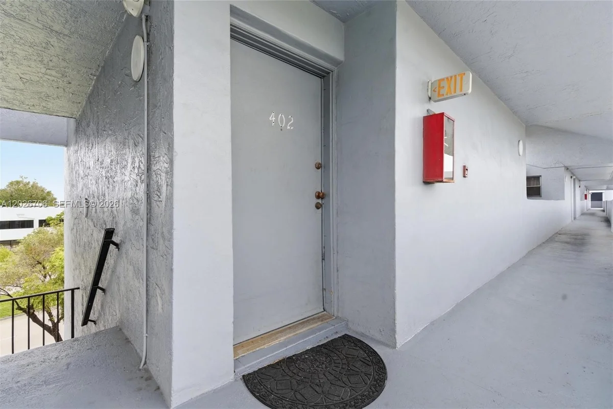 210 Fontainebleau Blvd #402, Miami: photo 1 of 13