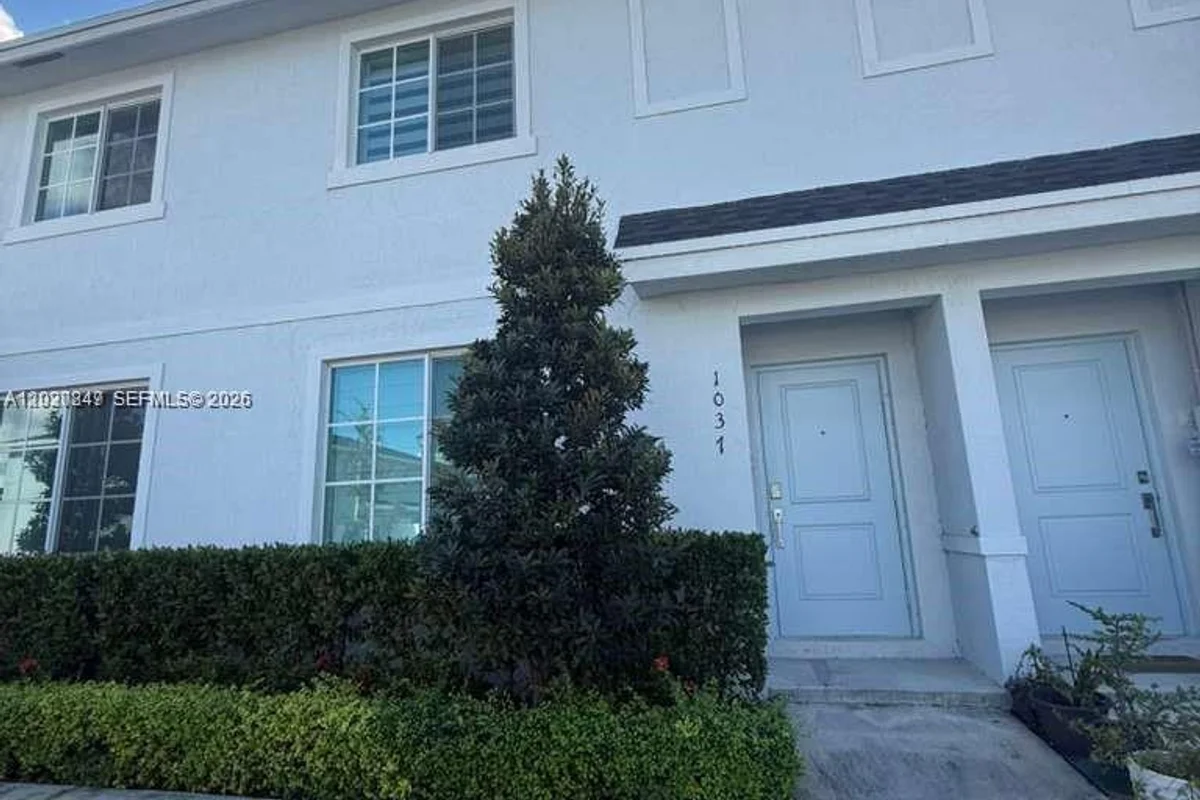 1037 NW 5th St, Florida City: photo 1 of 13