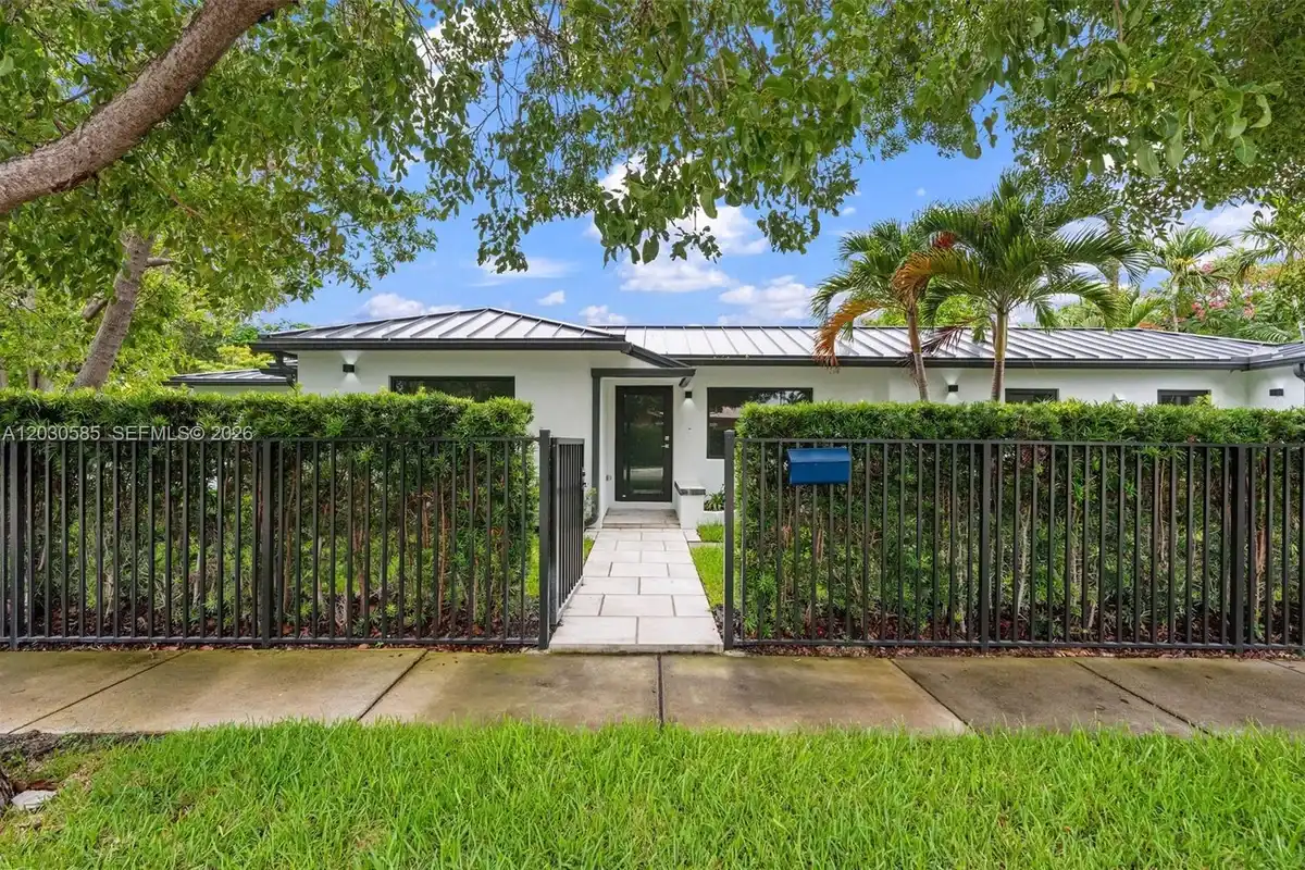 2286 SW 21st Ave, Miami: photo 1 of 40