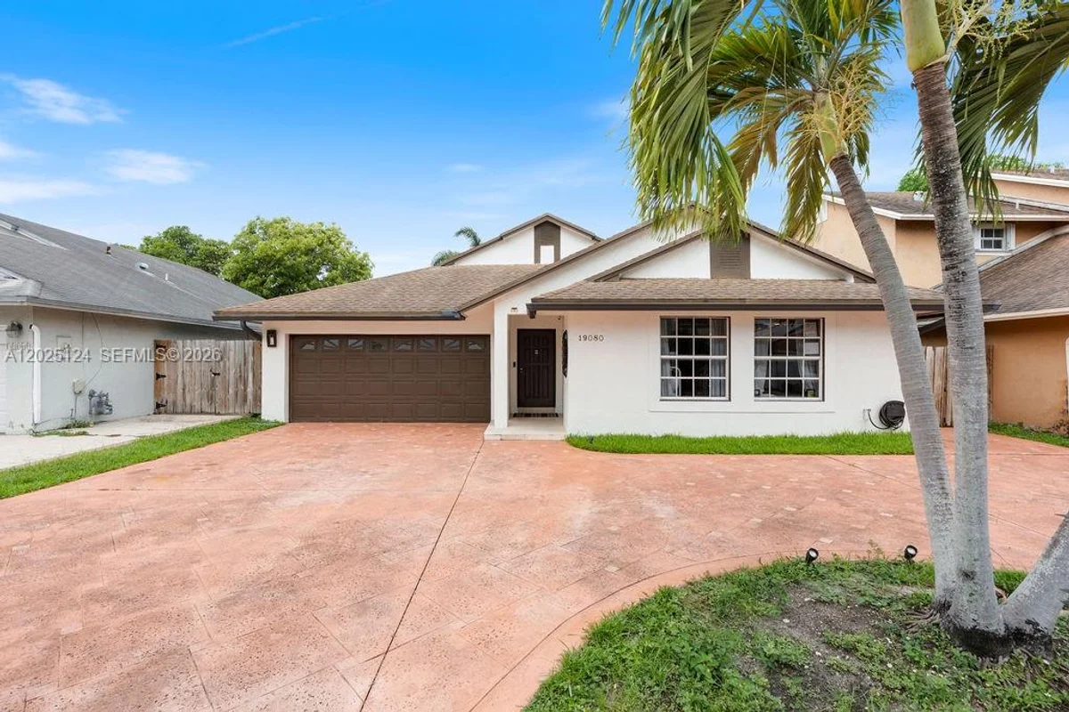 19080 NW 77th Ct, Hialeah: photo 1 of 38