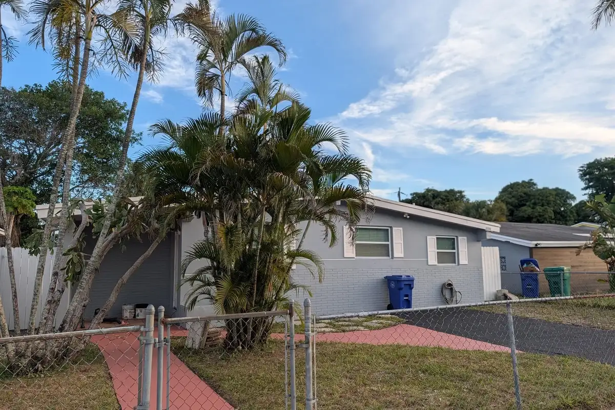 2990 NW 7th Ct, Fort Lauderdale: photo 1 of 13