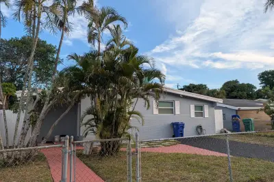 2990 NW 7th Ct, Fort Lauderdale: photo 1 of 13