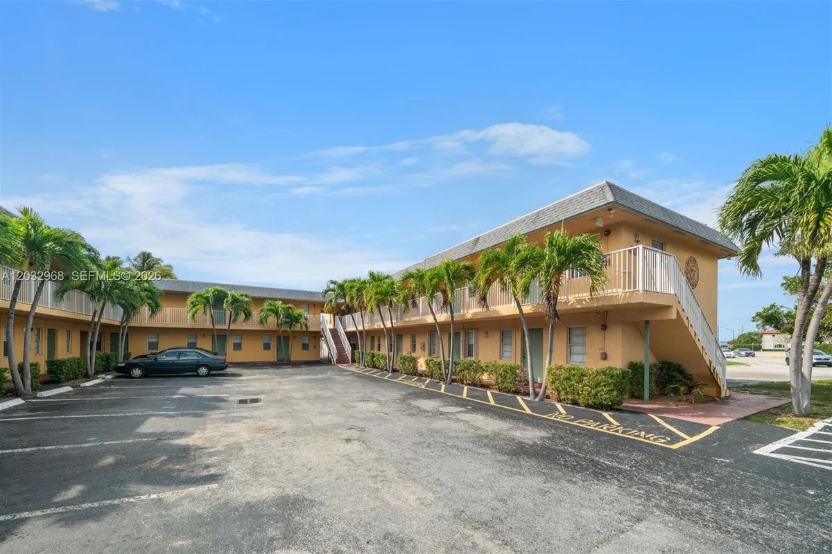 4081 N Dixie Hwy #27, Oakland Park: photo 1 of 13