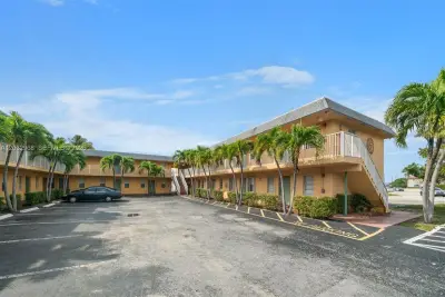 4081 N Dixie Hwy #27, Oakland Park: photo 1 of 13