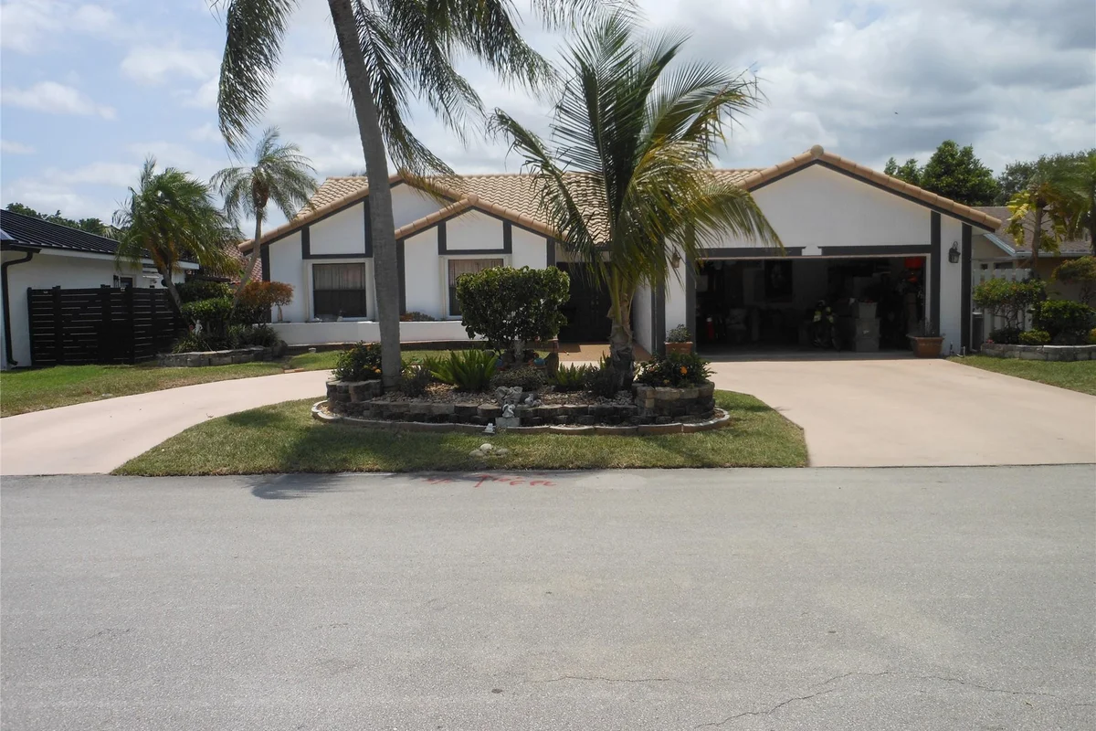 8706 NW 83rd St, Tamarac: photo 1 of 25