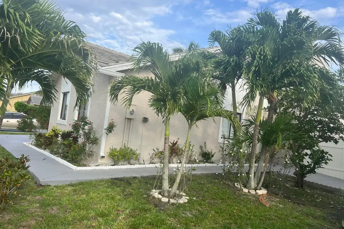 5765 Strawberry Lakes Cir, Lake Worth: photo 1 of 25