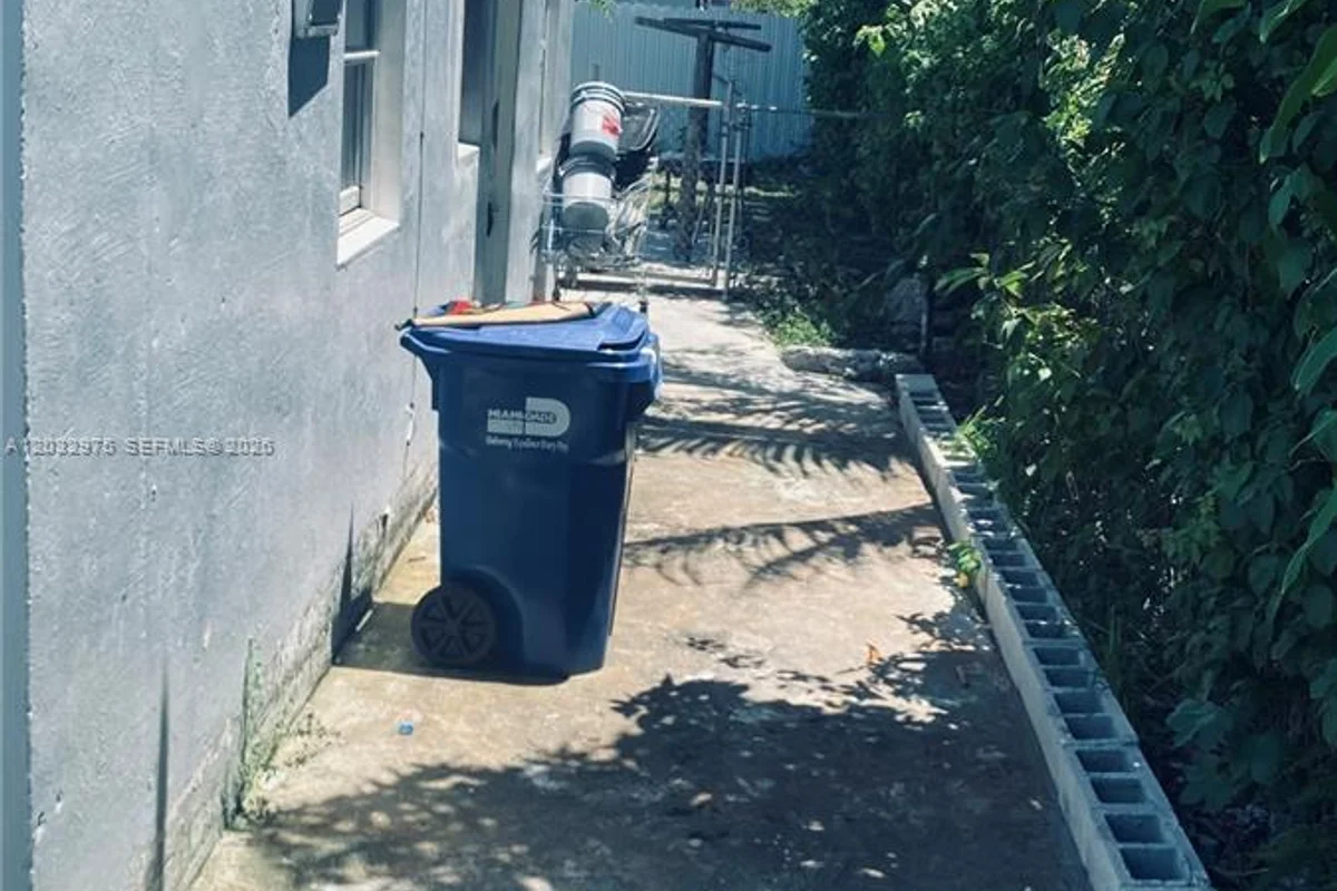 1070 NW 147th St, Miami: photo 1 of 10